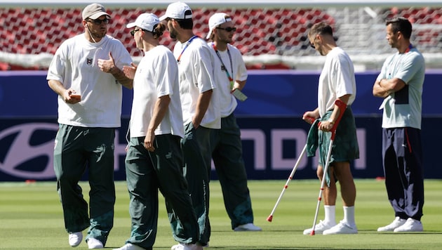 Das ÖFB-Team besichtigt den Rasen im San Francisco Bay Area Stadium.