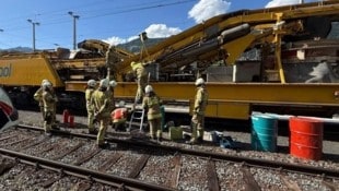 Feuerwehr beim Gefahrguteinsatz in Schwarzach.