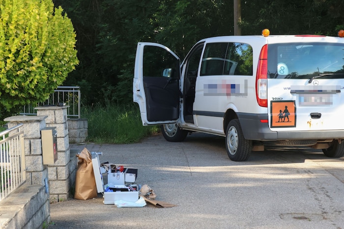 Mit diesem Kleinbus wurde die Auslage gerammt.