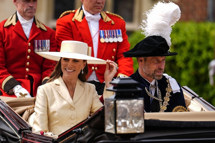 Modischer Auftritt im Zeichen der Tradition: Prinz William und Prinzessin Kate verlassen die St. ...