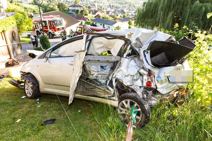 Das Auto musste wieder auf die Straße gezogen werden.
