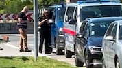 Die Einsatzkräfte befinden sich aktuell am Schulgelände.