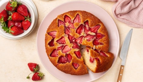 Am besten schmeckt der Kuchen, wenn er ganz frisch ist. Die Erdbeeren geben nämlich schnell Saft ...