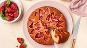 Am besten schmeckt der Kuchen, wenn er ganz frisch ist. Die Erdbeeren geben nämlich schnell Saft ...