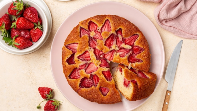 Am besten schmeckt der Kuchen, wenn er ganz frisch ist. Die Erdbeeren geben nämlich schnell Saft ...