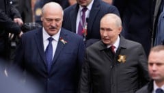 Lukaschenko mit Putin bei der Parade am 9. Mai in Moskau