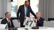 Der deutsche Bundeskanzler überreichte Donald Trump ein Deutschland-Trikot.