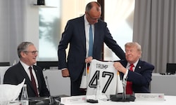 Der deutsche Bundeskanzler überreichte Donald Trump ein Deutschland-Trikot.
