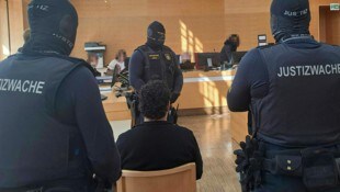 Zwischen neun und 12 Justizwachbeamten standen um die vier Angeklagten – zudem wimmelte das ...