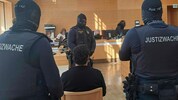Zwischen neun und 12 Justizwachbeamten standen um die vier Angeklagten – zudem wimmelte das ...