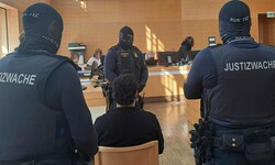 Zwischen neun und 12 Justizwachbeamten standen um die vier Angeklagten – zudem wimmelte das ...