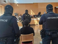 Zwischen neun und 12 Justizwachbeamten standen um die vier Angeklagten – zudem wimmelte das ...