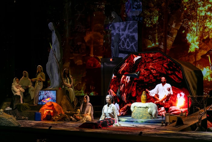 Düstere Bildwelten mit einer Erlösungsmuschel im Zentrum beim „Parsifal“ der Wiener Festwochen.