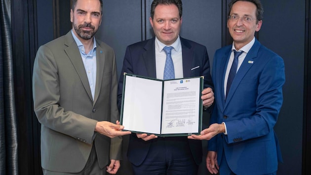 Die Unterzeichner Ochsner (IV), Minister Totschnig und Puttinger (Green Tech Valley)