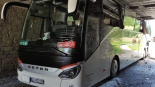 Dieser Bus blieb in der Unterführung stecken.