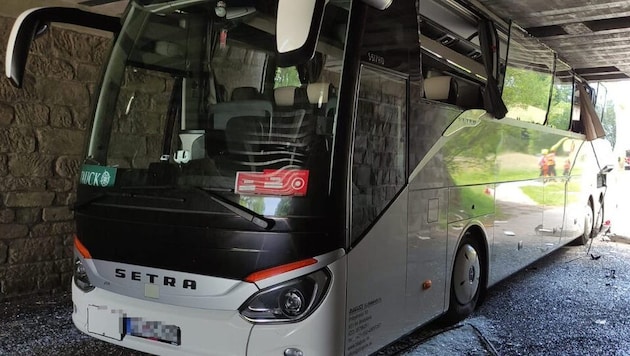 Dieser Bus blieb in der Unterführung stecken.