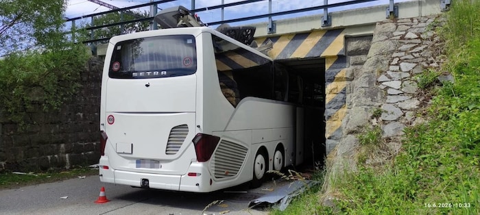 Die Unterführung war sichtlich zu niedrig für den Bus.