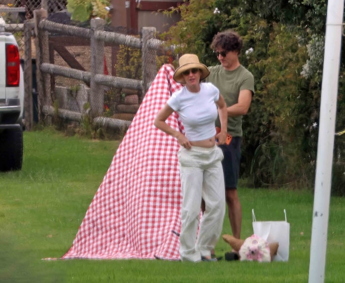 Ein wahrer Gentleman: Justin Trudeau war für die Picknickdecke zuständig, während Katy Perry ...