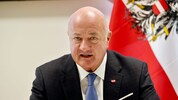 Kanzler Stocker steht wegen seines Ausflugs mit zehn Mitarbeitern zu einem WM-Match in der ...