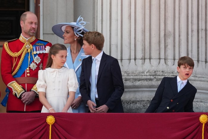 Prinz George am Wochenende nach Trooping The Colour mit seinen Eltern und Geschwistern am Balkon ...