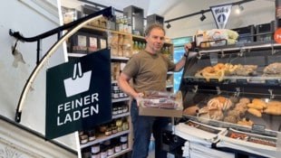 Rainer Lenzenweger mit den Waren einer Bäckerei. Sein „Feiner Laden“ könnte bald Geschichte ...