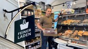 Rainer Lenzenweger mit den Waren einer Bäckerei. Sein „Feiner Laden“ könnte bald Geschichte ...