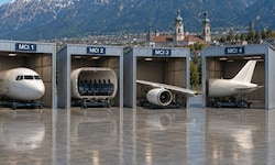 Trauriger MCI-Alltag: Der Flieger ist zwar da, aber er muss vor dem Start erst zusammengebaut ...