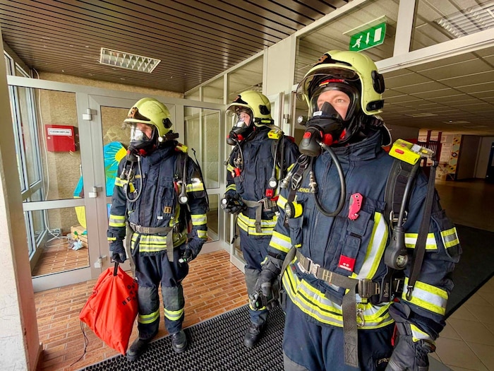 Feuerwehr mit Atemschutz im Einsatz