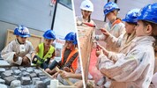 In 16 handwerkliche Berufe können die Kinder bei der „Erlebniswelt Baustelle“ eintauchen und ...
