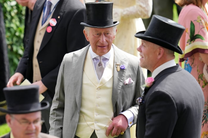 König Charles im Gespräch mit Mike Tindall