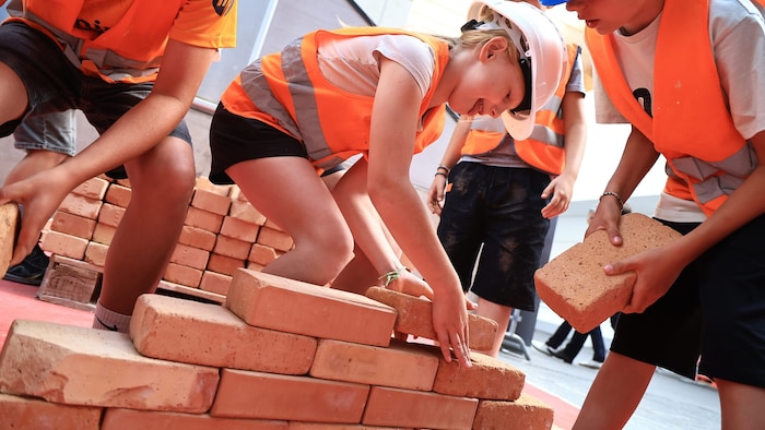 Die Kinder durften auch ihre erste Mauer errichten.