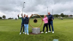 Genaues Timing: Golfplatz-Geschäftsführer Weinhandl, Meyer sowie Eigentümer Gabriela und Gerhard ...