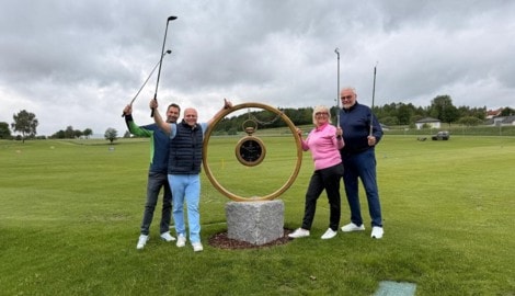 Genaues Timing: Golfplatz-Geschäftsführer Weinhandl, Meyer sowie Eigentümer Gabriela und Gerhard ...