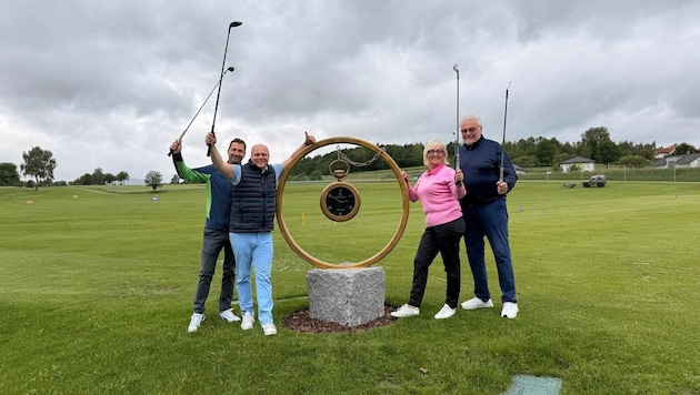Genaues Timing: Golfplatz-Geschäftsführer Weinhandl, Meyer sowie Eigentümer Gabriela und Gerhard ...