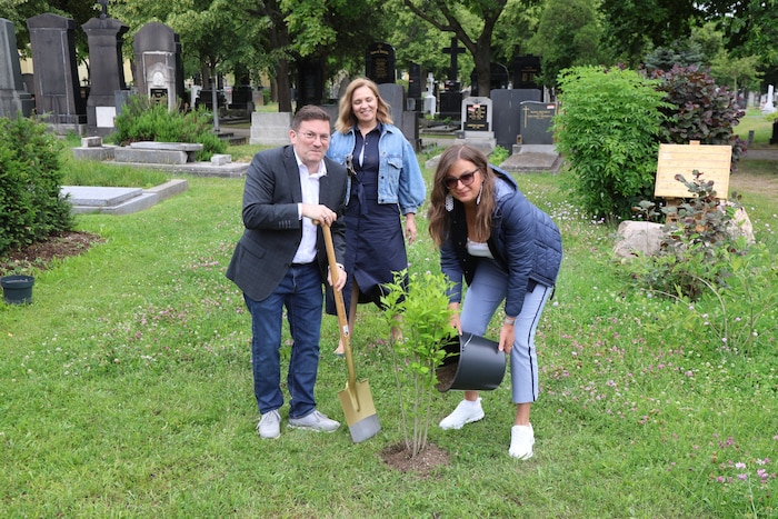 Wilfried Zankl, Renate Niklas und Ulli Sima am Friedhof