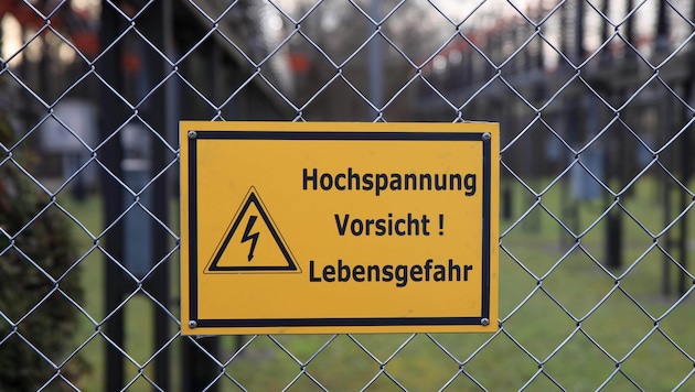 Bauarbeiten bei einer Schule haben zu schweren Schäden an einer Stromleitung geführt – mit hohen ...