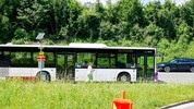Die Bushaltestelle ist nach wie vor mitten im Knotenpunkt.