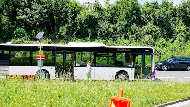 Die Bushaltestelle ist nach wie vor mitten im Knotenpunkt.