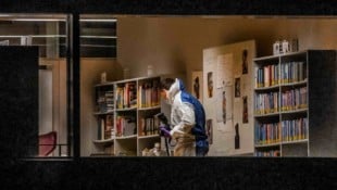 Beamte der Spurensicherung in der Bibliothek