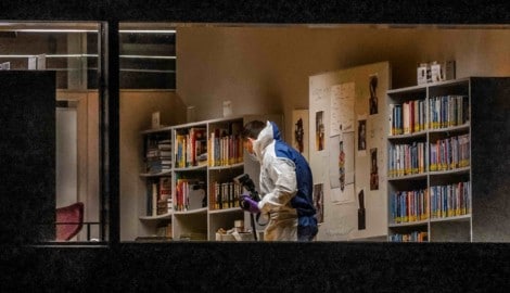 Beamte der Spurensicherung in der Bibliothek