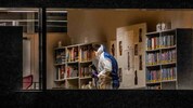 Beamte der Spurensicherung in der Bibliothek