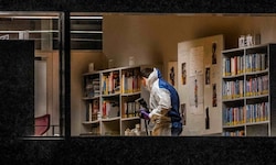 Beamte der Spurensicherung in der Bibliothek