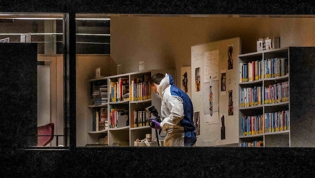 Beamte der Spurensicherung in der Bibliothek