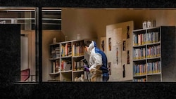 Beamte der Spurensicherung in der Bibliothek