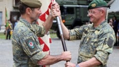 Generalleutnant Martin Dorfer, Kommandant der Landstreitkräfte übergibt die Fahne als Symbol für ...