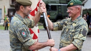 Generalleutnant Martin Dorfer, Kommandant der Landstreitkräfte übergibt die Fahne als Symbol für ...