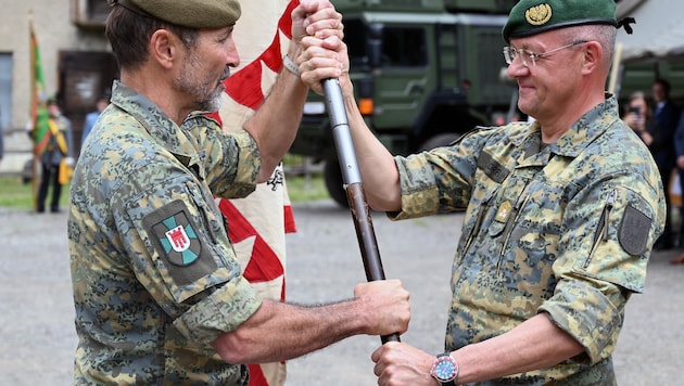 Generalleutnant Martin Dorfer, Kommandant der Landstreitkräfte übergibt die Fahne als Symbol für ...
