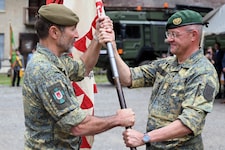 Generalleutnant Martin Dorfer, Kommandant der Landstreitkräfte übergibt die Fahne als Symbol für ...