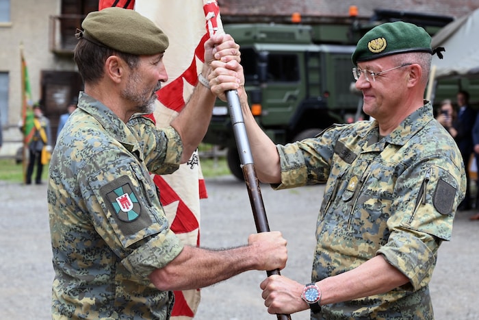 Die offizielle Übergabe des Kommandos und der militärischen Festakt in der Bilgeri-Kaserne ging ...