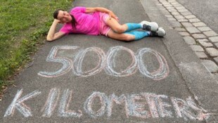 Shamita Achenbach-König im Ziel nach ihrem 5000km-Lauf rund um den Joseph-Kainz-Park in ...